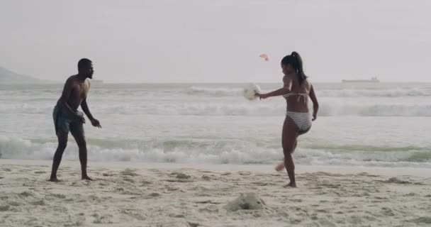 Par Amigos Jugar Fútbol Playa Verano Con Libertad Vacaciones Vacaciones — Vídeos de Stock