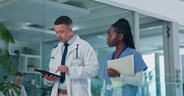Γιατρός Νοσηλευτής Και Περπάτημα Tablet Συζήτηση Για Την Υγειονομική Περίθαλψη — Αρχείο Βίντεο