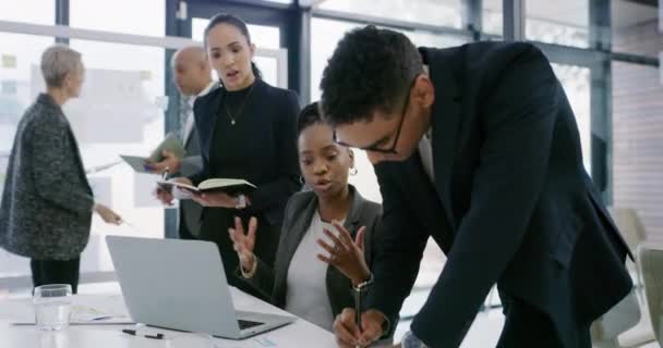 ビジネスパーソン ノートパソコンの企画 コラボレーション チームワーク 財務報告の分析 解決のためのコンピュータ ブレーンストーミングおよびガラス板が付いている専門のマネージャー 女性および男性 — ストック動画