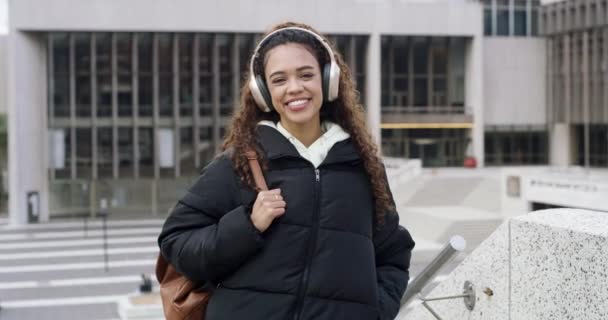 Glückliche Frau Der Stadt Gesicht Oder Studentin Mit Kopfhörern Auf — Stockvideo