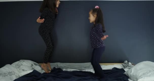 Hermanas Niños Saltar Dormitorio Jugar Divertirse Juntos Casa Familia Por — Vídeo de stock