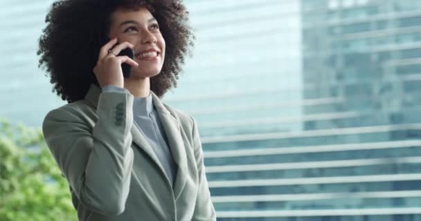 ビジネス 幸せな女性は 電話で話したり コミュニケーションをしたり 冗談を言ったりします スマイル アフロワーワー またはモバイル会話や交渉で面白い女性従業員ネットワーキング — ストック動画