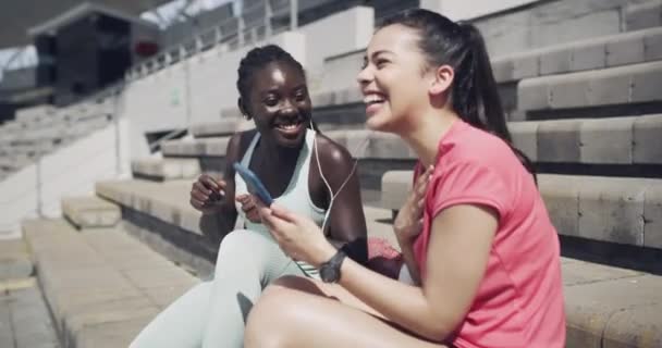 Щаслива Жінка Фітнес Телефон Слухають Музику Звук Трансляції Або Розслабляються — стокове відео