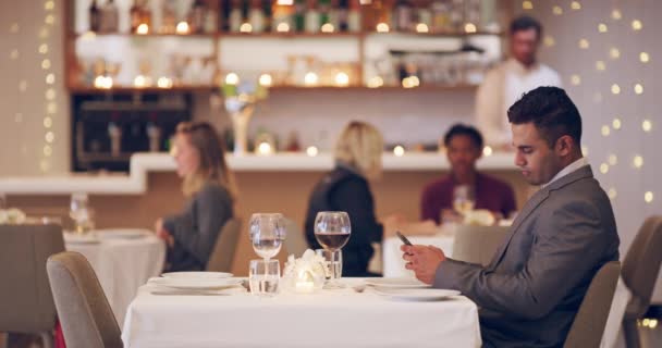 Homme Restaurant Attente Avec Téléphone Pour Date Impatience Retard Pour — Video