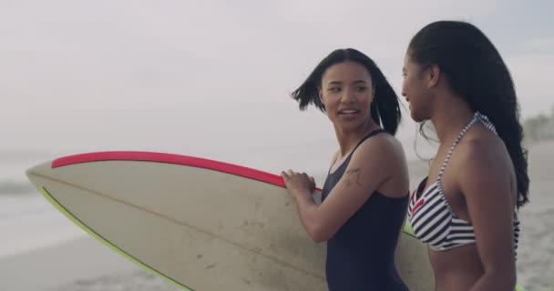 Φίλοι Γέλια Και Ιστιοσανίδα Στην Παραλία Γυναίκες Είναι Ευτυχισμένες Από — Αρχείο Βίντεο