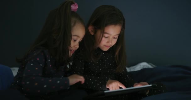 タブレット 姉妹の子供たちは 絆のために一緒に家の寝室にいます オンラインゲームのためのアパートのベッドに家族 技術と兄弟姉妹の子供 — ストック動画
