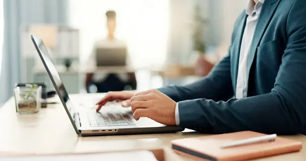 Handen Van Mens Aan Het Bureau Laptop Typen Coworking Ruimte — Stockfoto
