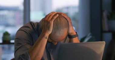 Gece, dizüstü bilgisayar ve adam stres, iş yükü ya da son teslim tarihi bunalımı yüzünden bunalmış vaziyette. Hüsrana uğramış, fazla çalışan ve tükenme sorunu olan yorgun bir çalışan, zaman baskısı ya da 404 hatası..