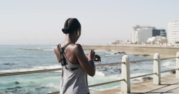 Fitness Strand Oder Schwarze Frau Mit Intelligenter Uhr Training Übung — Stockvideo