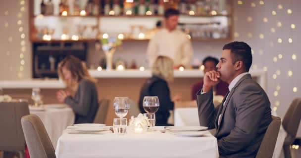 Чоловік Ресторан Чекають Побачення Сумні Нетерплячі Або Запізнюються Зустріч Нещастя — стокове відео