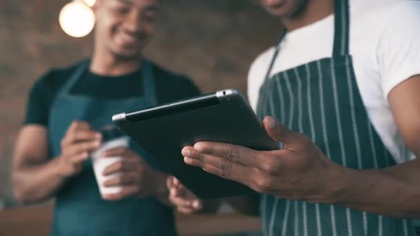 Café Pessoas Felizes Equipe Tablet Para Funcionários Restaurante Mídias Sociais — Vídeo de Stock
