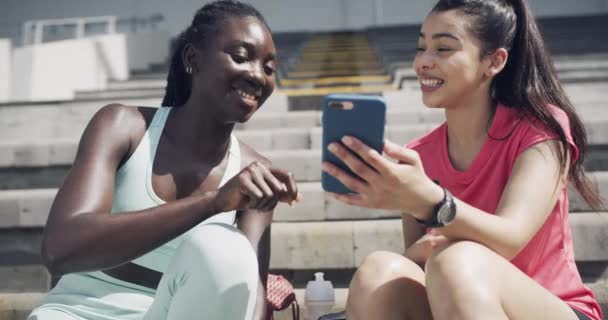 Щаслива Жінка Друзі Телефон Сміються Соціальні Медіа Спілкування Або Відпочинок — стокове відео