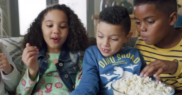 Tablet Popcorn Essen Und Kinder Hause Zusammen Film Show Oder — Stockvideo