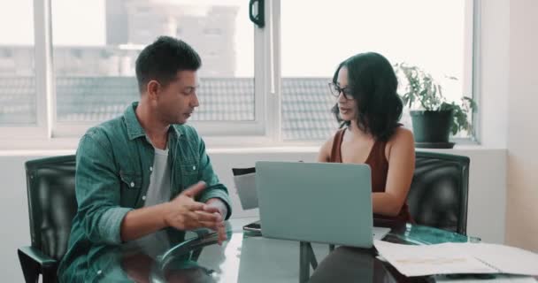 Affärsmän Coworking Och Kontor För Diskussion Med Bärbar Dator Lagarbete — Stockvideo