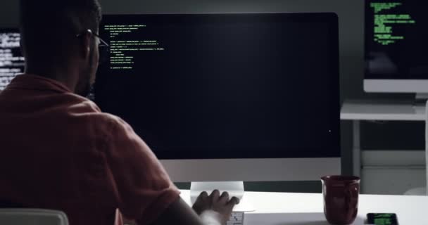 Programación Pantalla Computadora Código Software Escritura Persona Computación Nube Algoritmo — Vídeo de stock