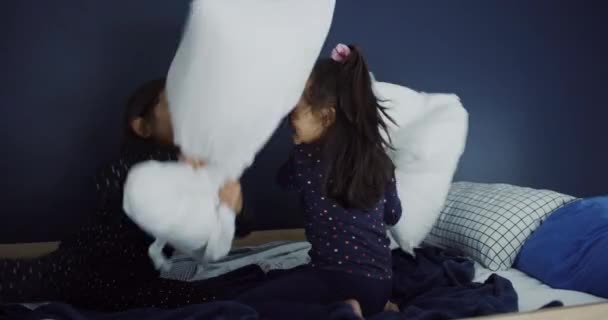 Борьба Подушками Девочки Забавные Дети Спальне Семейные Узы Дети Веселящиеся — стоковое видео