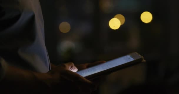 Personne Mains Faites Défiler Sur Tablette Nuit Avec Recherche Ligne — Video
