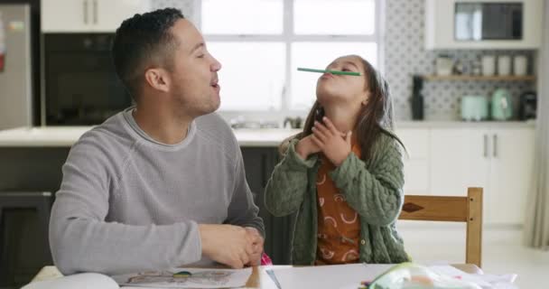 Vater Kind Und Spiel Mit Bleistift Der Häuslichen Schule Lernen — Stockvideo