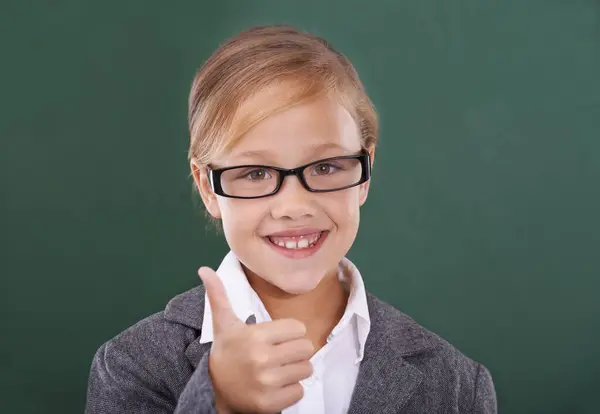 チョークボード 肖像画 親指で 学校の成功 サポートなど 幸せな子供 またはメガネの学生の顔 教室の達成のためのOkの手 — ストック写真
