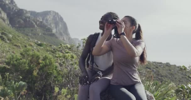 ハイキング旅行 双眼鏡 リラックスした人々は 旅行冒険 屋外の自然を探索する トレッキング フィットネス チームが検索の発見 目的地 ビューをポイント — ストック動画