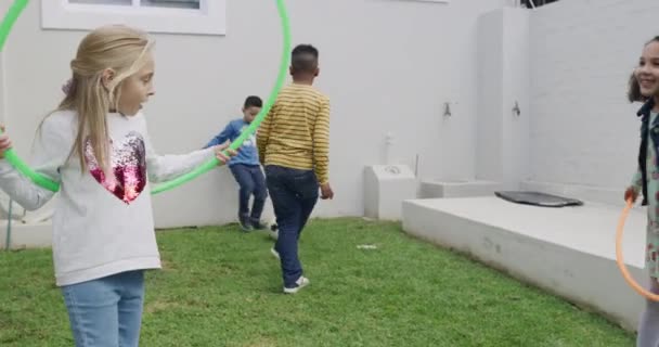 Hoop Çocuklar Arkadaşlar Birlikte Dışarıda Oynuyorlar Yazın Arka Bahçede Eğleniyorlar — Stok video