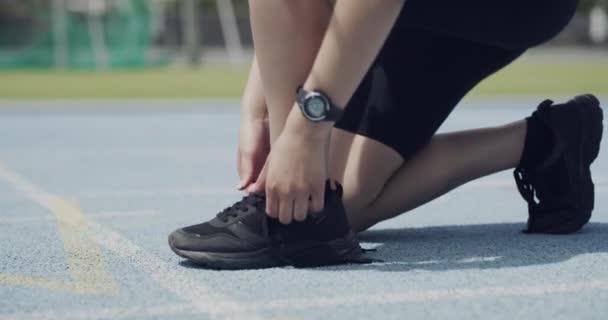 赛程或起跑线上的个人 跑步者和领带鞋带 以保证运动安全 速度或比赛 田径运动员 脚及手 如短跑运动员或运动训练 马拉松或挑战 — 图库视频影像
