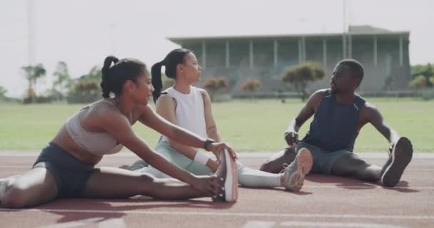 Счастливые Люди Растягивающиеся Готовящиеся Бегу Упражнениям Фитнесу Открытой Спортивной Дорожке — стоковое видео