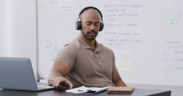 Ordenador Portátil Teléfono Música Para Relajarse Con Hombre Negocios Oficina — Vídeos de Stock