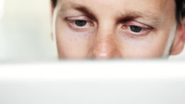 Laptop Augen Und Das Gesicht Eines Geschäftsmannes Der Online Nachrichten — Stockvideo