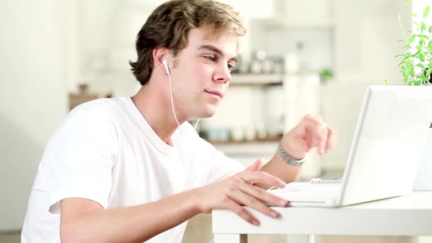 Ακουστικά Laptop Και Χαρούμενος Άνθρωπος Που Μιλάει Video Call Online — Αρχείο Βίντεο