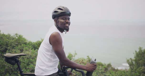 Szczęśliwy Czarny Człowiek Rowerzysta Rowerzysta Przyrodzie Jazdy Górach Ćwiczeń Lub — Wideo stockowe