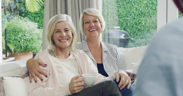 Lächeln Gesicht Und Ältere Freunde Auf Dem Sofa Entspannen Bindung — Stockvideo