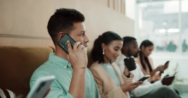 Gelukkige Zakenmensen Met Telefoon Wachtkamer Voor Sollicitatiegesprek Met Kansen Internet — Stockvideo