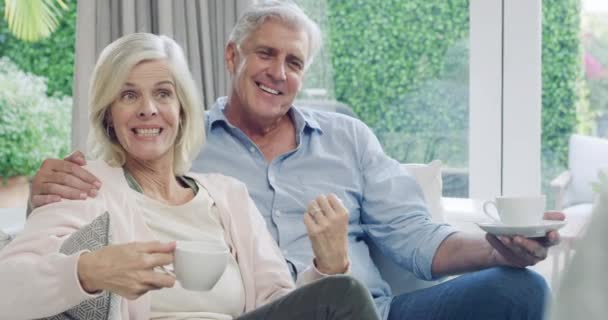 Smil Samtale Senior Par Sofa Afslappende Limning Drikke Sammen Derhjemme – Stock-video
