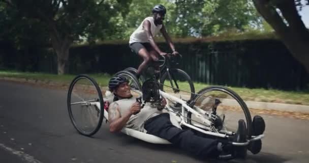 Fitness Persona Con Disabilità Uomini Bicicletta Nel Parco Allenamento Cardio — Video Stock