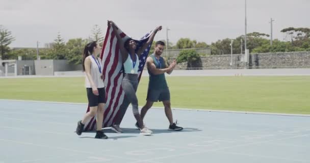 Pista Sportiva Bandiera Americana Gruppo Vincente Atletica Realizzazione Gara Arena — Video Stock