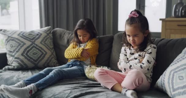 Kızlar Öfkeli Çocuklar Evde Görmezden Gelme Üzgün Sorun Için Oturma — Stok video