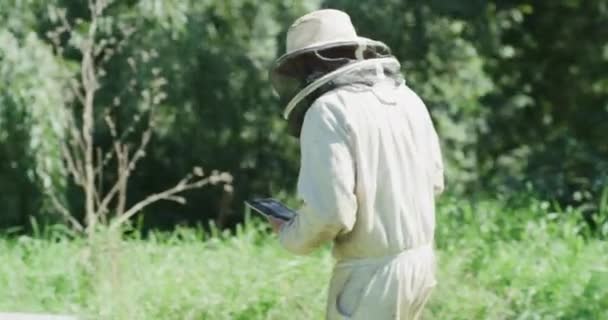Apicultor Pessoa Tablet Livre Para Agricultura Agricultura Apicultura Com Verificação — Vídeo de Stock