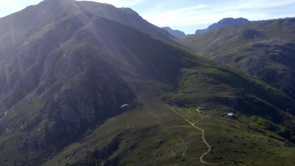 Nsansız Hava Aracı Yamaç Paraşütü Yapan Insan Yaz Mevsiminde Dağlar — Stok video