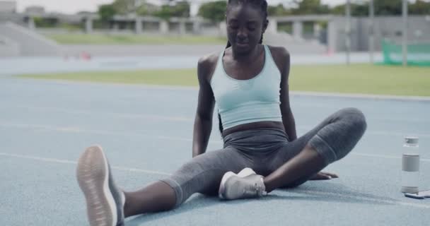 Vrolijke Zwarte Vrouw Fitness Benen Strekken Het Stadion Track Voor — Stockvideo