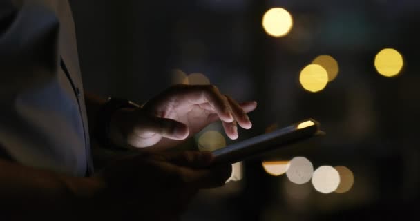 Person Hænder Skrive Tablet Natten Med Forskning Eller Gennemgang Online – Stock-video