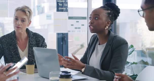 商界女性 人士及团队合作 为经理提供最新情况 工作流程反馈及财务报告 专业工作人员或集体谈论办公室议程 写笔记和管理层平板电脑 — 图库视频影像