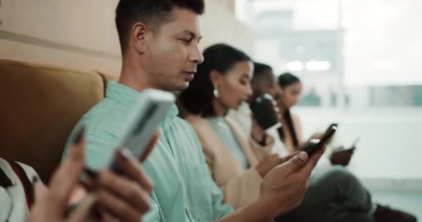 Zakenmensen Met Smartphone Wachtkamer Voor Sollicitatiegesprek Met Kansen Internet Geduld — Stockvideo