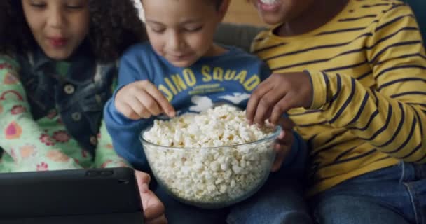 Tablet Popcorn Essen Und Kinder Hause Zusammen Auf Dem Sofa — Stockvideo