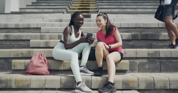 Щасливі Люди Фітнес Розслабляються Після Тренувань Тренувань Або Занять Відкритому — стокове відео