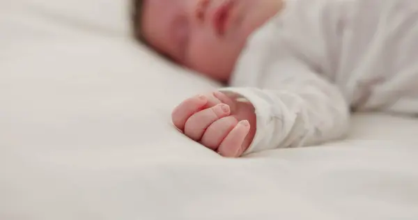 Ruka Novorozeně Spící Posteli Dětském Pokoji Relaxační Odpočinek Zdřímnout Přikrývce — Stock fotografie