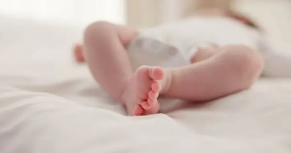 Spánek Rodina Nohy Dítěte Lůžku Pro Péči Dítě Snění Relaxaci — Stock fotografie