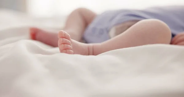 Spaní Snění Nohy Dítěte Posteli Pro Péči Dítě Odpočinku Relaxaci — Stock fotografie