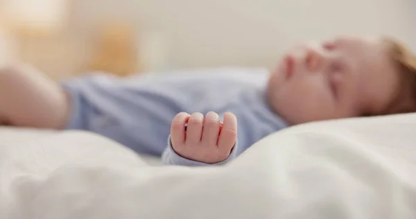 Ruka Dítě Spát Posteli Dětském Pokoji Relaxační Odpočinek Zdřímnout Přikrývce — Stock fotografie