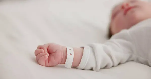 Dítě Novorozeně Ruku Náramkem Posteli Pro Péči Důvěru Nebo Podporu — Stock fotografie